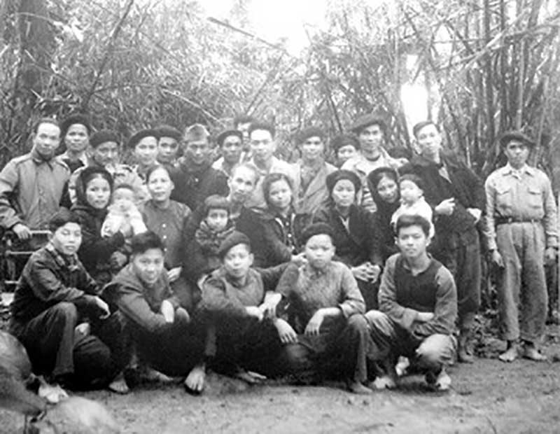 Bác Hồ và một số đồng chí lãnh đạo cùng gia đình tại Việt Bắc. (Ông Nguyễn Cơ Thạch đứng thứ ba từ phải sang). Bác Hồ và một số đồng chí lãnh đạo cùng gia đình tại Việt Bắc. (Ông Nguyễn Cơ Thạch đứng thứ ba từ phải sang).