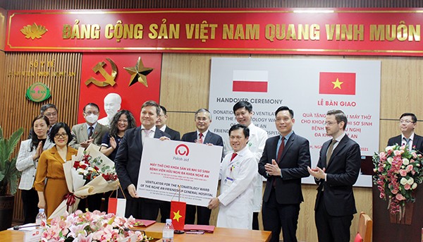 Đại sứ Ba Lan tại Việt Nam trao tặng 2 máy thở cho Bệnh viện Hữu nghị Đa khoa tỉnh Nghệ An. Đại sứ Ba Lan tại Việt Nam trao tặng 2 máy thở cho Bệnh viện Hữu nghị Đa khoa tỉnh Nghệ An.