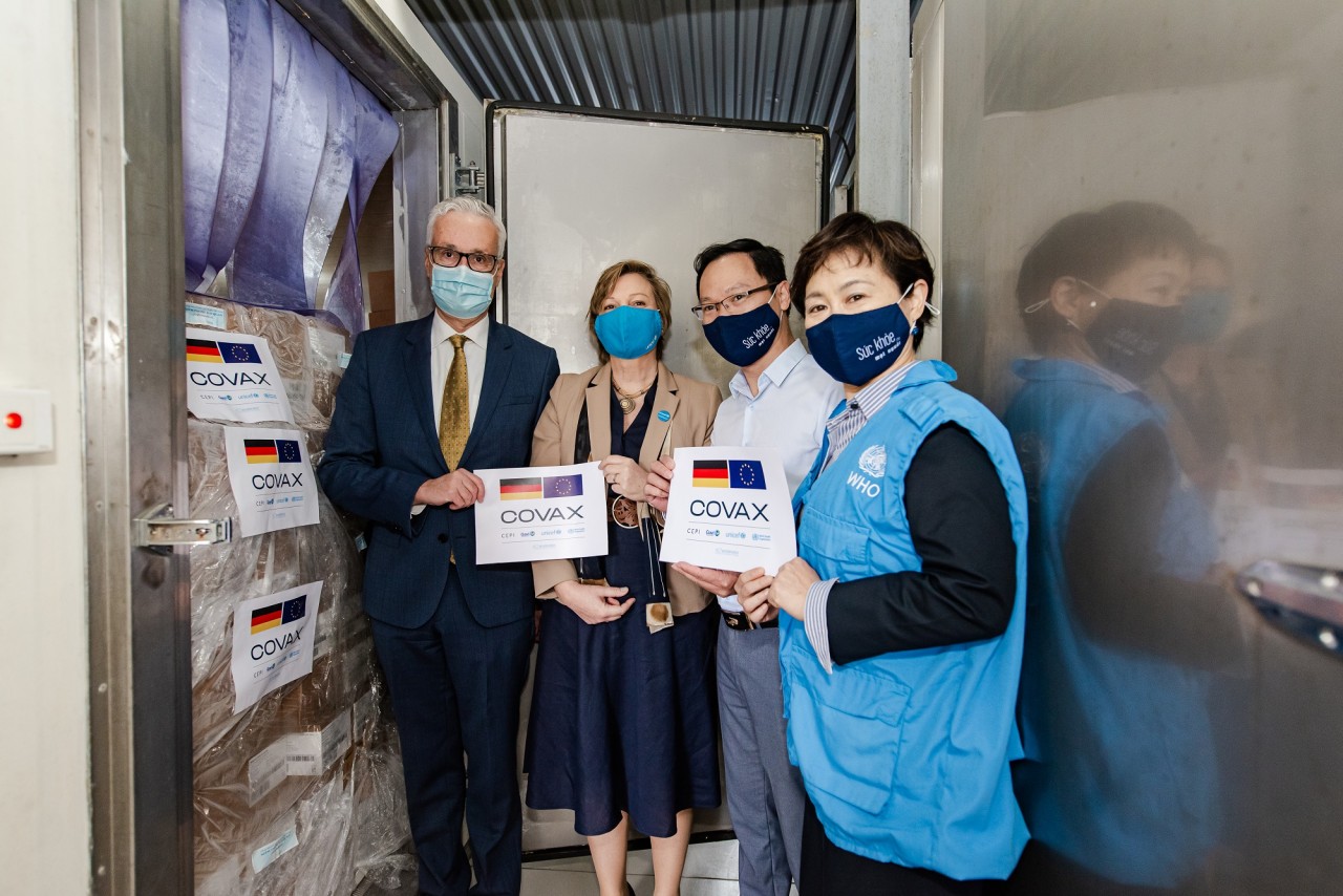 Đại sứ Đức tại Việt Nam Guido Hildner (ngoài cùng, bên trái) tham gia lễ đón lô vaccine để hỗ trợ Việt Nam chống dịch (Ảnh: Đại sứ quán Đức). Đại sứ Đức tại Việt Nam Guido Hildner (ngoài cùng, bên trái) tham gia lễ đón lô vaccine để hỗ trợ Việt Nam chống dịch (Ảnh: Đại sứ quán Đức).