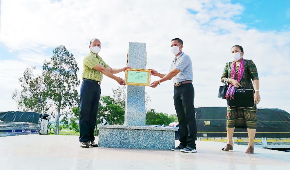 Đại diện Hội người Khmer - Việt Nam tại tỉnh Tà Keo trao thư cảm ơn cho đoàn công tác huyện Tịnh Biên. (Ảnh: Báo An Giang) Đại diện Hội người Khmer - Việt Nam tại tỉnh Tà Keo trao thư cảm ơn cho đoàn công tác huyện Tịnh Biên. (Ảnh: Báo An Giang)
