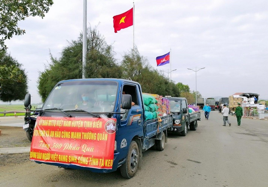 Những phần quà nghĩa tình gửi đến kiều bào Việt Nam đang sinh sống tại tỉnh Tà Keo (Vương quốc Campuchia). (Ảnh: Báo An Giang) Những phần quà nghĩa tình gửi đến kiều bào Việt Nam đang sinh sống tại tỉnh Tà Keo (Vương quốc Campuchia). (Ảnh: Báo An Giang)