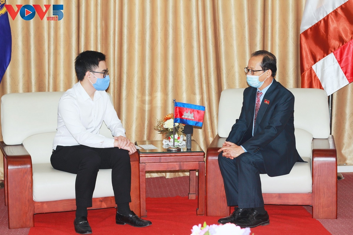 Chuyến thăm chính thức Campuchia của Chủ tịch nước: Tái khẳng định tình hữu nghị đoàn kết Đại sứ Chay Navuth trả lời phỏng vấn phóng viên VOV.