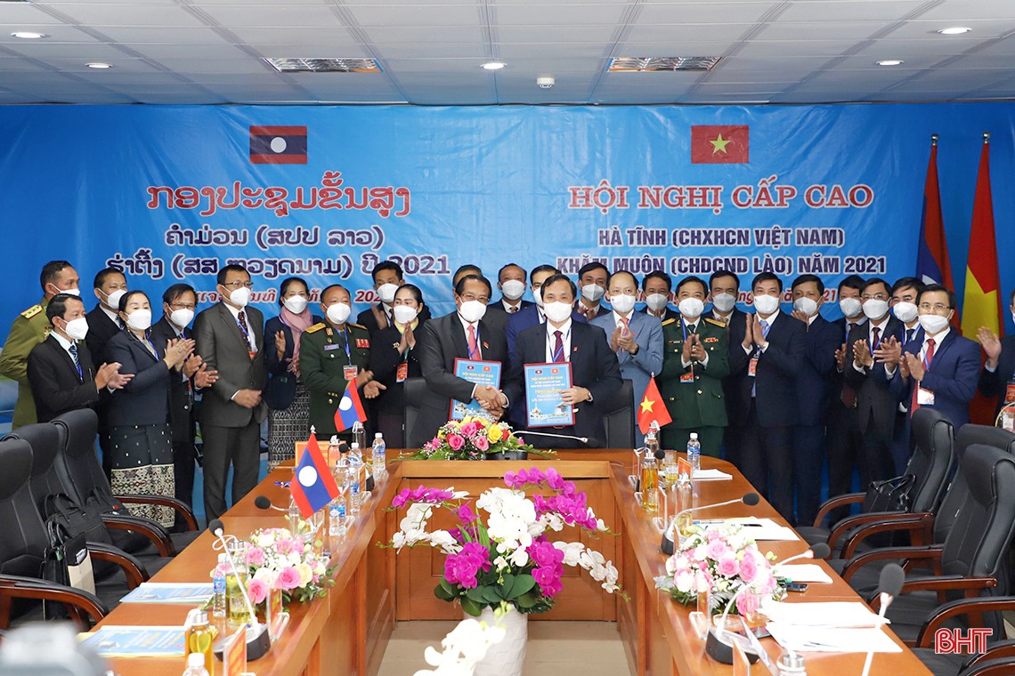 Lãnh đạo hai tỉnh Hà Tĩnh và Bôlykhămxay trao biên bản ghi nhớ hợp tác năm 2022. Lãnh đạo hai tỉnh Hà Tĩnh và Bôlykhămxay trao biên bản ghi nhớ hợp tác năm 2022.