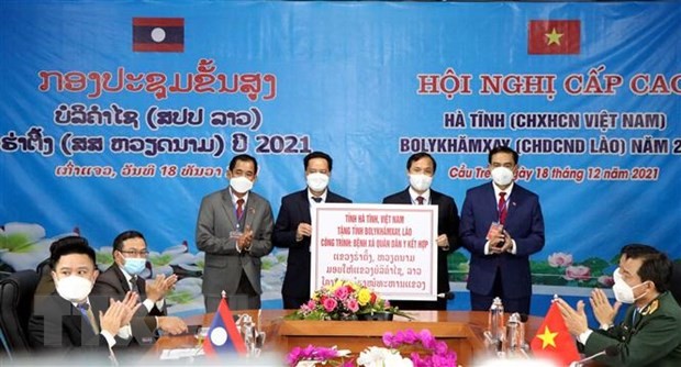 Lãnh đạo tỉnh Hà Tĩnh trao biểu trưng hỗ trợ 8,2 tỷ đồng xây dựng Bệnh xá quân dân kết hợp cho tỉnh trưởng Bolikhamsai. (Ảnh: Công Tường/TTXVN) Lãnh đạo tỉnh Hà Tĩnh trao biểu trưng hỗ trợ 8,2 tỷ đồng xây dựng Bệnh xá quân dân kết hợp cho tỉnh trưởng Bolikhamsai. (Ảnh: Công Tường/TTXVN)