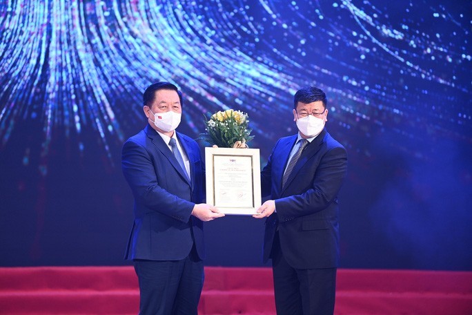 Ngài Jigjee Sereejav, Đại sứ đặc mệnh toàn quyền Mông Cổ tại Việt Nam, đã thay mặt nhạc sĩ Ariunbold Dashdor nhận Giải đặc biệt từ Bí thư Trung ương Đảng, Trưởng Ban Tuyên giáo Trung ương Nguyễn Trọng Nghĩa. Ngài Jigjee Sereejav, Đại sứ đặc mệnh toàn quyền Mông Cổ tại Việt Nam, đã thay mặt nhạc sĩ Ariunbold Dashdor nhận Giải đặc biệt từ Bí thư Trung ương Đảng, Trưởng Ban Tuyên giáo Trung ương Nguyễn Trọng Nghĩa.