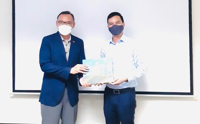 Ông Dương Văn Tiến - Chủ tịch Liên hiệp các Tổ chức hữu nghị tỉnh Yên Bái giới thiệu với ông Doseba Tua Sinay - Trưởng đại diện Tổ chức World Vision tại Việt Nam về tỉnh Yên Bái qua cuốn sách ảnh “Yên Bái - Đất và người”. Ông Dương Văn Tiến - Chủ tịch Liên hiệp các Tổ chức hữu nghị tỉnh Yên Bái giới thiệu với ông Doseba Tua Sinay - Trưởng đại diện Tổ chức World Vision tại Việt Nam về tỉnh Yên Bái qua cuốn sách ảnh “Yên Bái - Đất và người”.