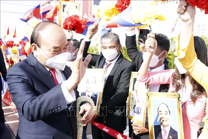 Chủ tịch nước đến Phnom Penh, bắt đầu thăm chính thức Vương quốc Campuchia Chú thích ảnh