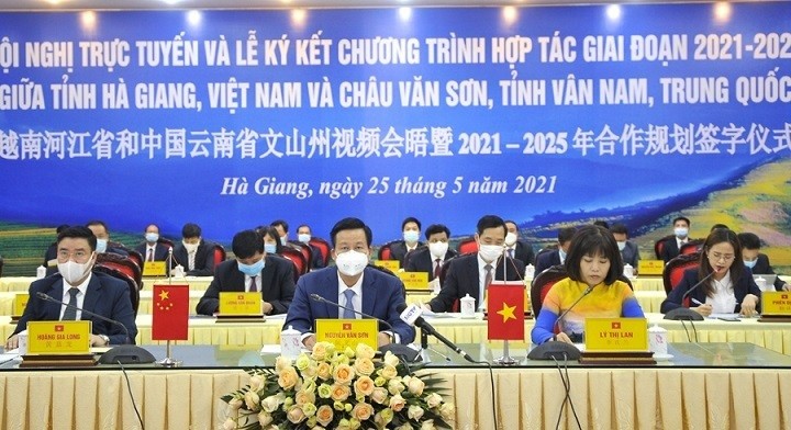 Hội nghị trực tuyến và Lễ ký kết Chương trình Hợp tác giai đoạn 2021 tỉnh Hà Giang (Việt Nam) và châu Văn Sơn, tỉnh Vân Nam (Trung Quốc) tại điểm cầu Hà Giang (Nguồn: Sở Ngoại vụ Hà Giang)
