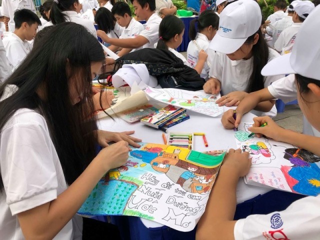Trẻ em bày tỏ mong muốn xóa bỏ lao động trẻ em trái pháp luật qua tranh vẽ. Trẻ em bày tỏ mong muốn xóa bỏ lao động trẻ em trái pháp luật qua tranh vẽ.