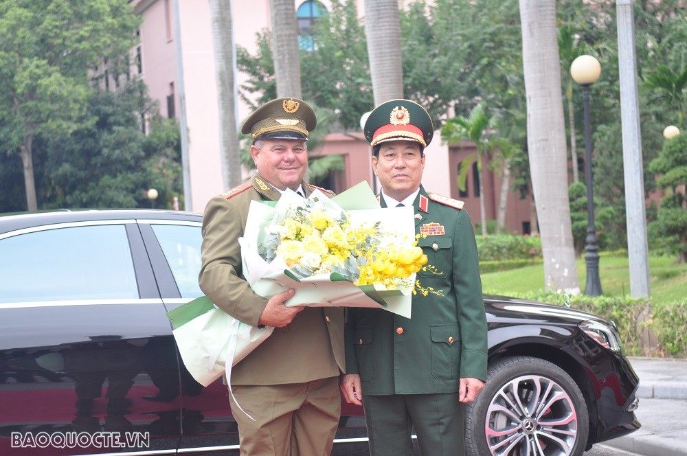 Đại tướng Lương Cường và Trung tướng Victor Rojo Ramos, Ủy viên Trung ương Đảng, Chủ nhiệm Chính trị các Lực lượng vũ trang (LLVT) Cách mạng Cuba tại Trụ sở Bộ Quốc phòng sáng ngày 5/12. (Ảnh: Minh Quân) Đại tướng Lương Cường và Trung tướng Victor Rojo Ramos, Ủy viên Trung ương Đảng, Chủ nhiệm Chính trị các Lực lượng vũ trang (LLVT) Cách mạng Cuba tại Trụ sở Bộ Quốc phòng sáng ngày 5/12. (Ảnh: Minh Quân)