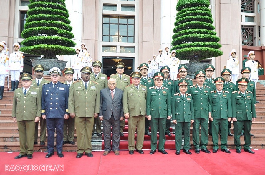 Đại diện Tổng Cục Chính trị Quân đội Nhân dân Việt Nam và Các Lực lượng vũ trang cách mạng Cuba. (Ảnh: Minh Quân) Đại diện Tổng Cục Chính trị Quân đội Nhân dân Việt Nam và Các Lực lượng vũ trang cách mạng Cuba. (Ảnh: Minh Quân)
