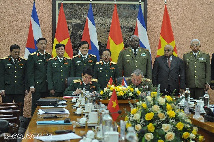 Đại tướng Lương Cường và Trung tướng Victor Rojo Ramos ký biên bản ghi nhớ về hợp tác, chia sẻ kinh nghiệm trong lĩnh vực công tác Đảng, công tác chính trị trong Quân đội. (Ảnh: Minh Quân) Đại tướng Lương Cường và Trung tướng Victor Rojo Ramos ký biên bản ghi nhớ về hợp tác, chia sẻ kinh nghiệm trong lĩnh vực công tác Đảng, công tác chính trị trong Quân đội. (Ảnh: Minh Quân)
