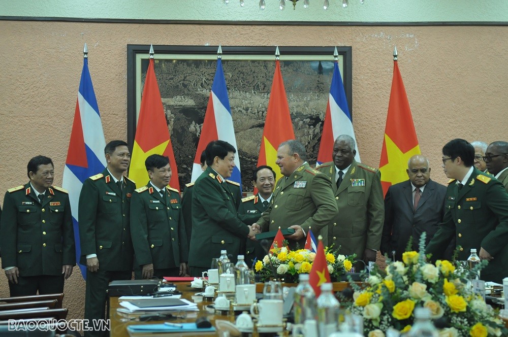 Trung tướng Victor Rojo Ramos trao tặng kỷ vật về tàu Granma và bức hình của cố Chủ tịch Fidel Castro cho Đại tướng Lương Cường (Ảnh: Minh Quân) Trung tướng Victor Rojo Ramos trao tặng kỷ vật về tàu Granma và bức hình của cố Chủ tịch Fidel Castro cho Đại tướng Lương Cường (Ảnh: Minh Quân)
