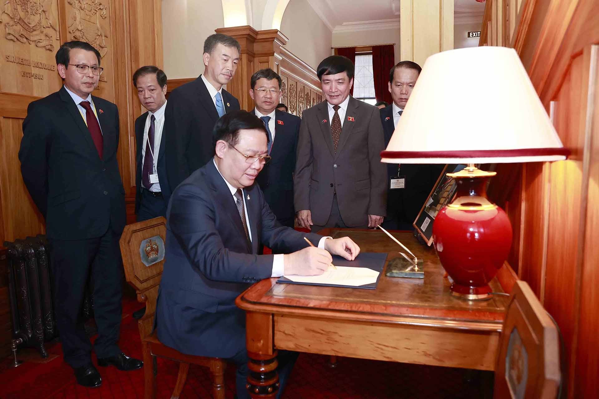 Chủ tịch Quốc hội Vương Đình Huệ ký sổ vàng lưu niệm tại Phủ Toàn quyền New Zealand. (Nguồn: TTXVN) Chủ tịch Quốc hội Vương Đình Huệ ký sổ vàng lưu niệm tại Phủ Toàn quyền New Zealand. (Nguồn: TTXVN)