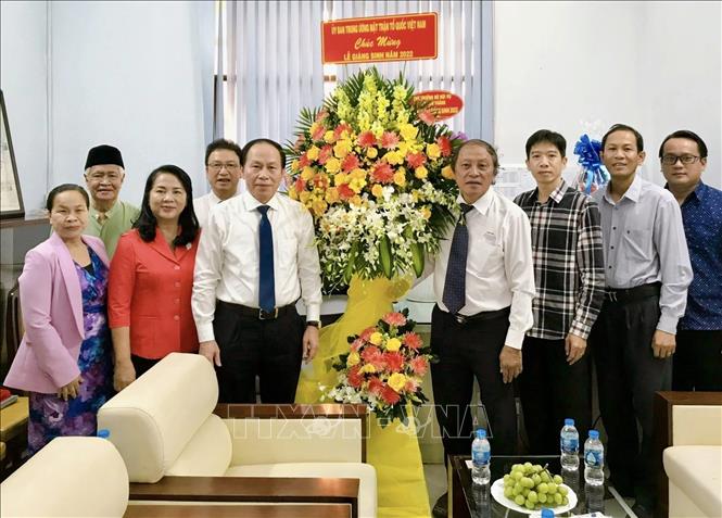 Chia vui cùng các chức sắc và đồng bào có đạo dịp Giáng sinh, năm mới Chú thích ảnh