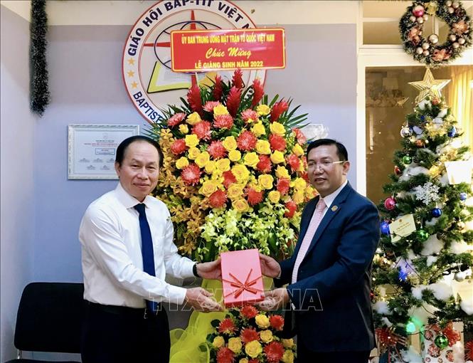 Chia vui cùng các chức sắc và đồng bào có đạo dịp Giáng sinh, năm mới Chú thích ảnh