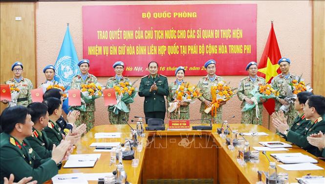 Trao quyết định cho các sĩ quan đi thực hiện nhiệm vụ gìn giữ hòa bình LHQ Chú thích ảnh