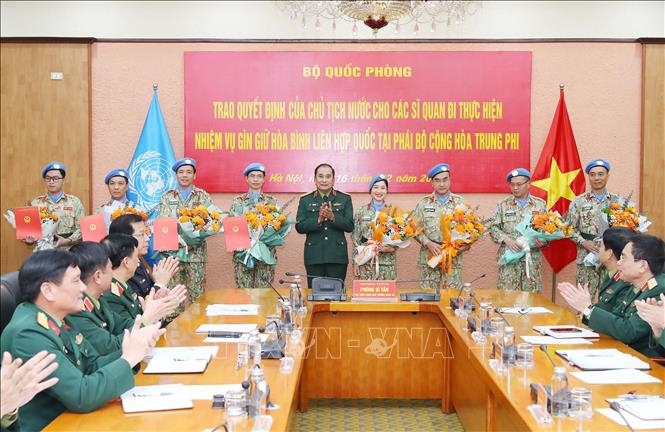 Trao quyết định cho các sĩ quan đi thực hiện nhiệm vụ gìn giữ hòa bình LHQ Chú thích ảnh
