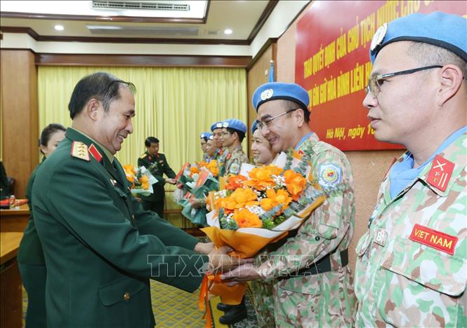 Trao quyết định cho các sĩ quan đi thực hiện nhiệm vụ gìn giữ hòa bình LHQ Chú thích ảnh