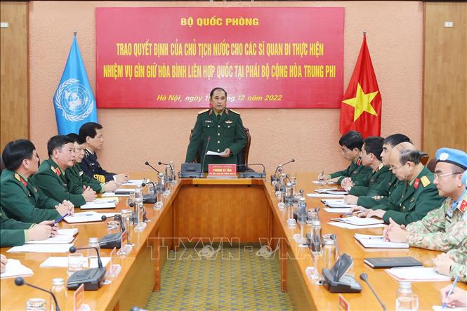 Trao quyết định cho các sĩ quan đi thực hiện nhiệm vụ gìn giữ hòa bình LHQ Chú thích ảnh