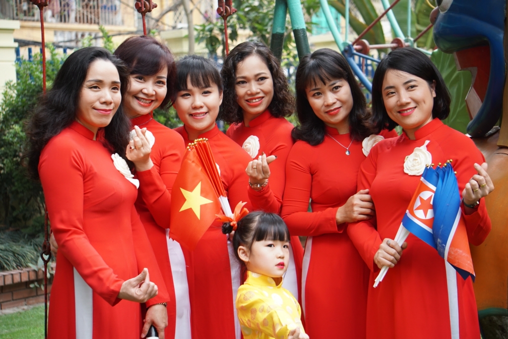 Thiếu nhi Triều Tiên hát “Ai yêu Bác Hồ Chí Minh hơn thiếu niên nhi đồng” thieu nhi trieu tien hat ai yeu bac ho chi minh hon thieu nien nhi dong