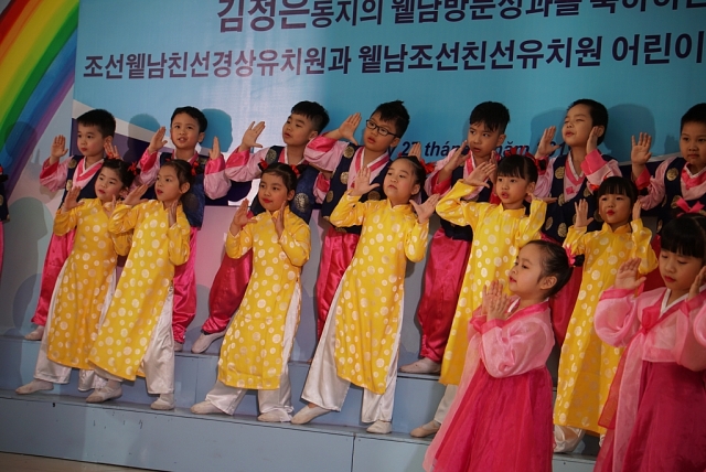 Thiếu nhi Triều Tiên hát “Ai yêu Bác Hồ Chí Minh hơn thiếu niên nhi đồng” thieu nhi trieu tien hat ai yeu bac ho chi minh hon thieu nien nhi dong