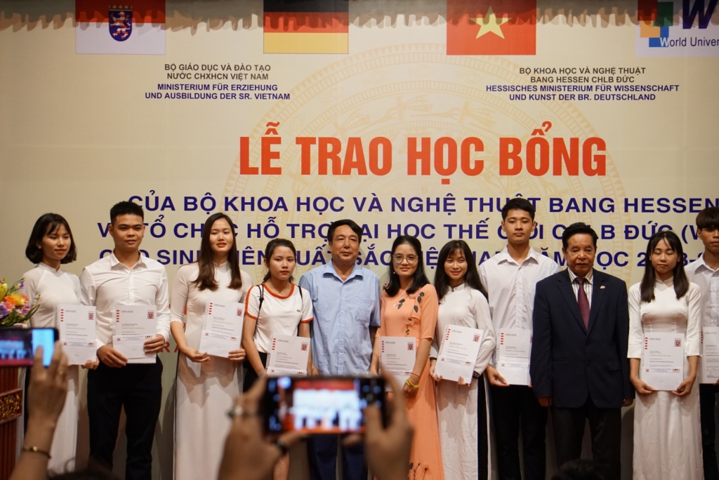 80 sinh viên nghèo vượt khó được trao học bổng Hessen (Đức) 80 sinh vien ngheo vuot kho duoc trao hoc bong hessen duc