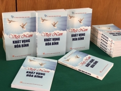 uy ban hoa binh ha noi tham trao qua tet cho benh nhi