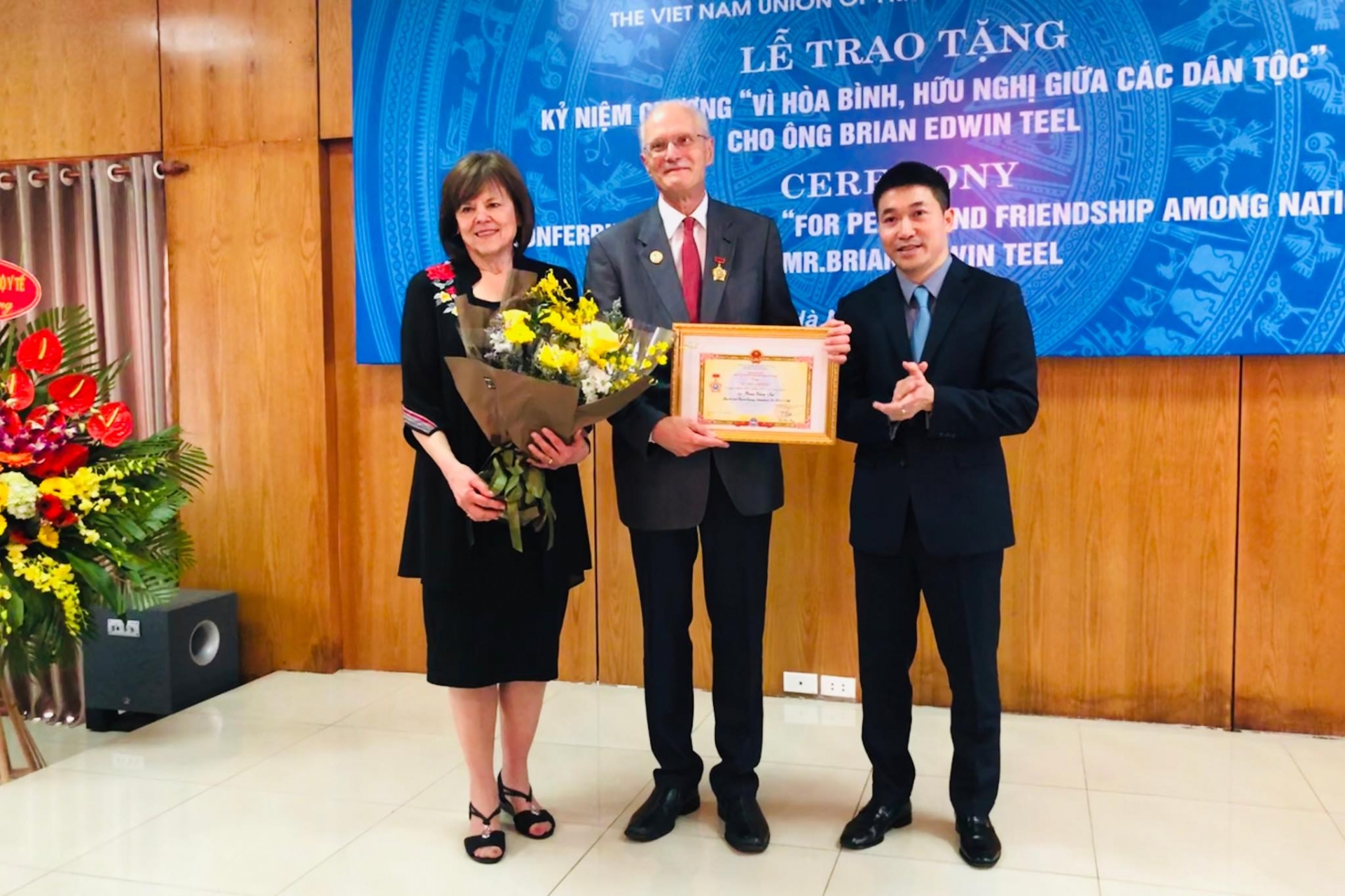 trao ky niem chuong vi hoa binh huu nghi giua cac dan toc cho ong brian edwin teel