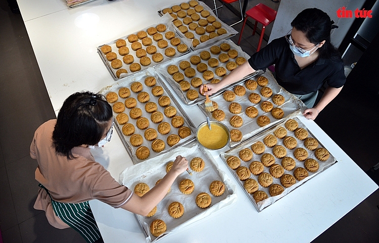 Hơn 2.500 chiếc bánh Trung thu gửi tặng các em nhỏ trong bệnh viện thu dung, dã chiến Hơn 2.500 chiếc bánh Trung thu gửi tặng các em nhỏ trong bệnh viện thu dung, dã chiến