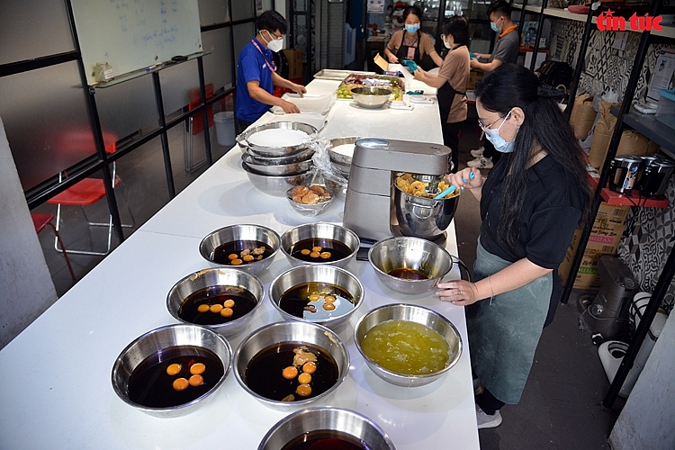 Hơn 2.500 chiếc bánh Trung thu gửi tặng các em nhỏ trong bệnh viện thu dung, dã chiến Hơn 2.500 chiếc bánh Trung thu gửi tặng các em nhỏ trong bệnh viện thu dung, dã chiến