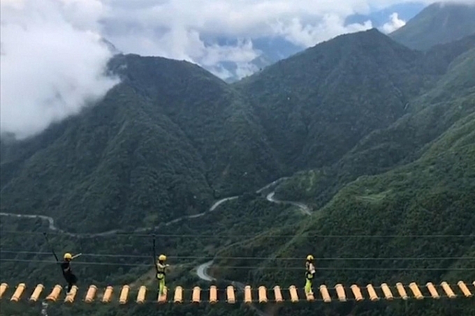 Vietnam Top Destinations: Exotic suspension bridge on the top of O Quy Ho pass 1834 cau treo mao hiem o sapa 2 1447