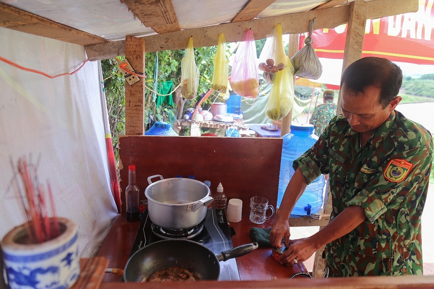 undefined 5306 chot bien phong kiem soat dich viet lao06 1597655187