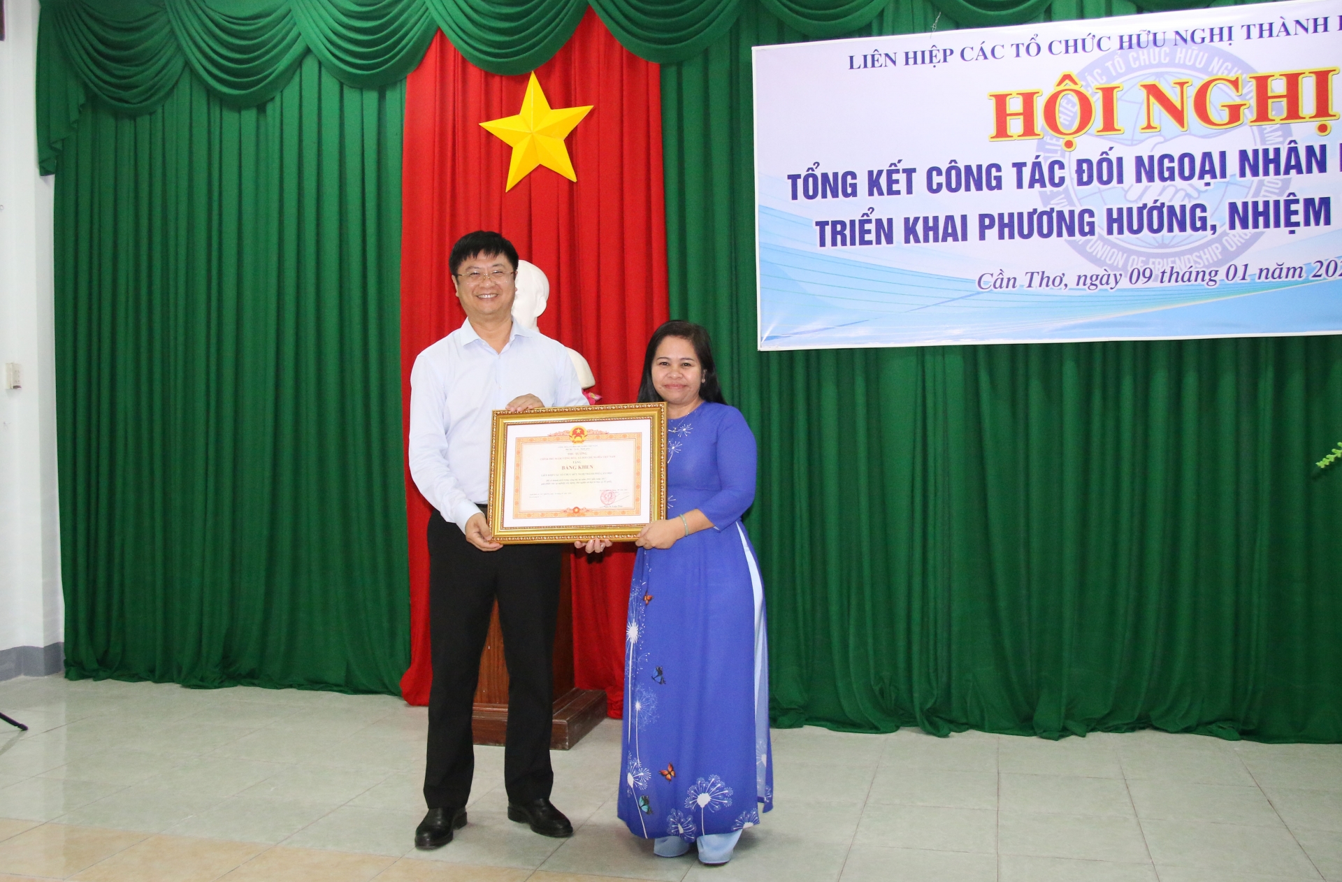Liên hiệp Cần Thơ vinh dự nhận Bằng khen của Thủ tướng Chính Phủ lien hiep can tho vinh du nhan bang khen cua thu tuong chinh phu