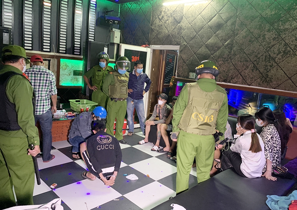 An Giang: Kiểm tra quán Karaoke phát hiện 8 nam, nữ dương tính với ma túy An Giang: Kiểm tra quán Karaoke phát hiện 8 nam, nữ dương tính với ma túy