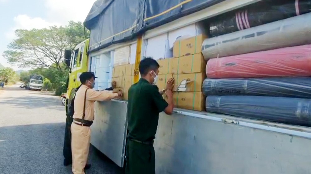 An Giang: Bắt xe tải chở hàng hóa với số lượng lớn, không rõ nguồn gốc An Giang: Bắt xe tải chở hàng hóa với số lượng lớn, không rõ nguồn gốc