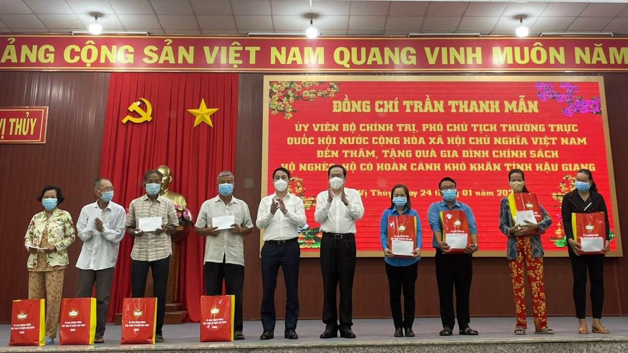Tặng quà gia đình chính sách, người nghèo, gia đình khó khăn tại tỉnh Hậu Giang Tặng quà gia đình chính sách, người nghèo, gia đình khó khăn tại tỉnh Hậu Giang