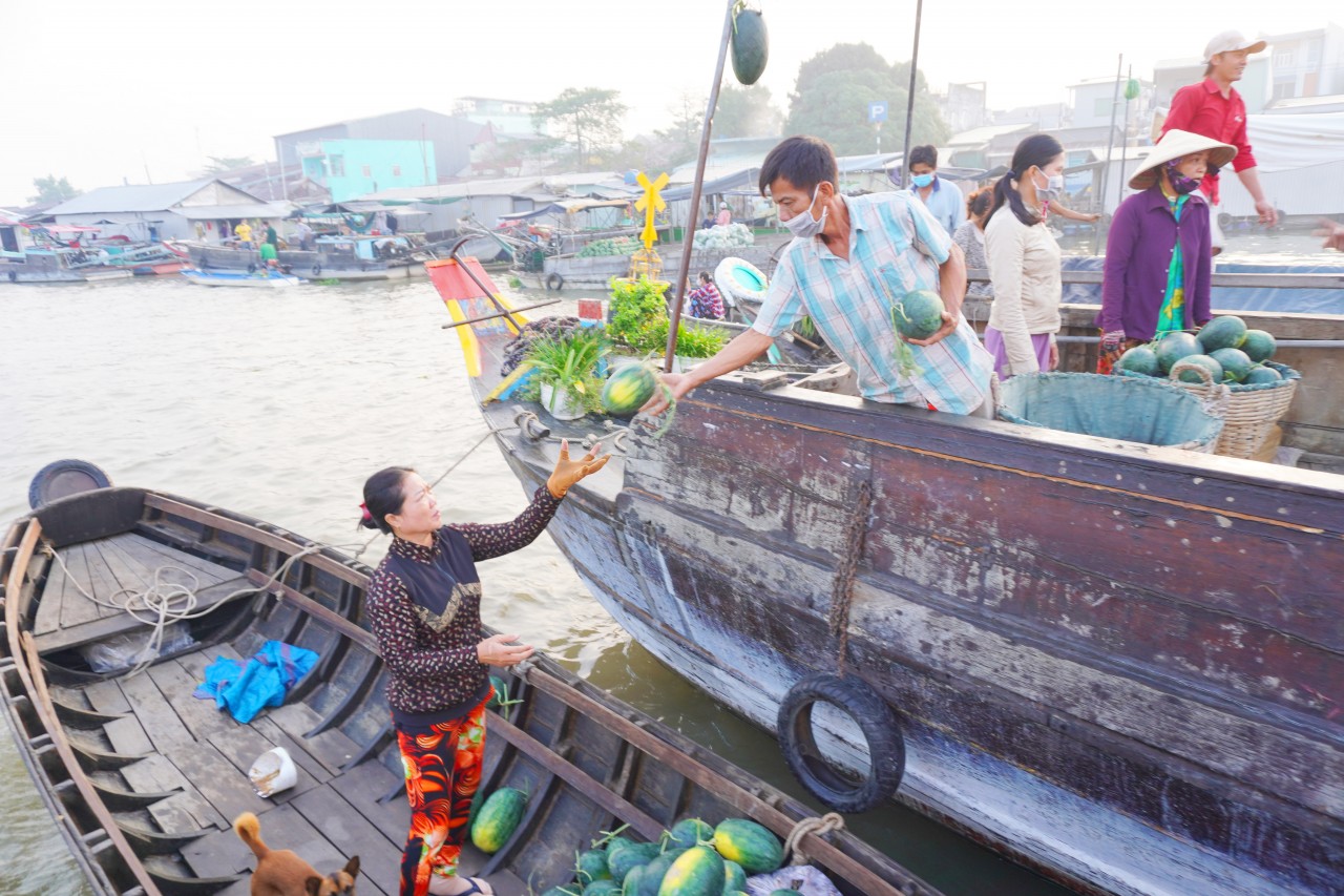 Cần Thơ: trao 400 suất quà xuân đến với bà con tiểu thương Chợ nổi Cái Răng