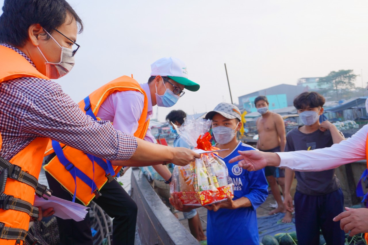 Cần Thơ: trao 400 suất quà xuân đến với bà con tiểu thương Chợ nổi Cái Răng