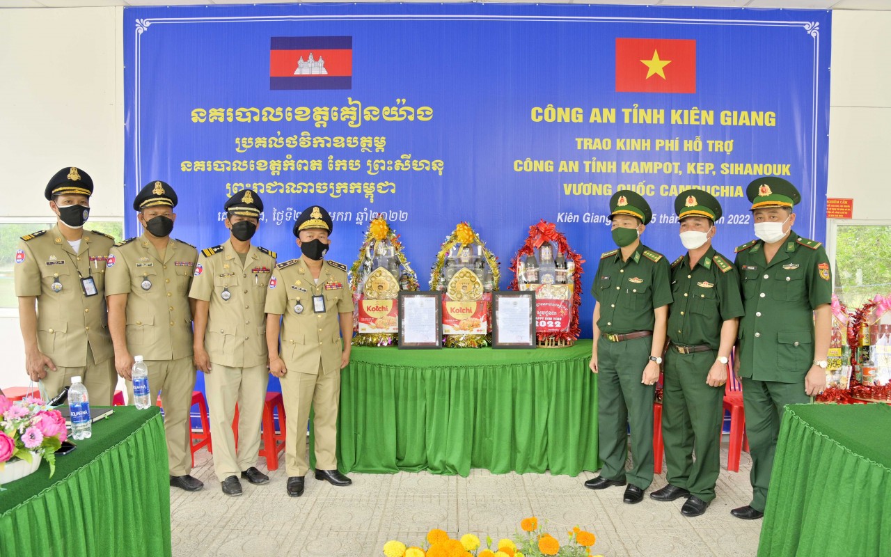 Công an Campuchia trao quà Tết cổ truyền cho Biên phòng tỉnh Kiên Giang Công an Campuchia trao quà Tết cổ truyền cho Biên phòng tỉnh Kiên Giang