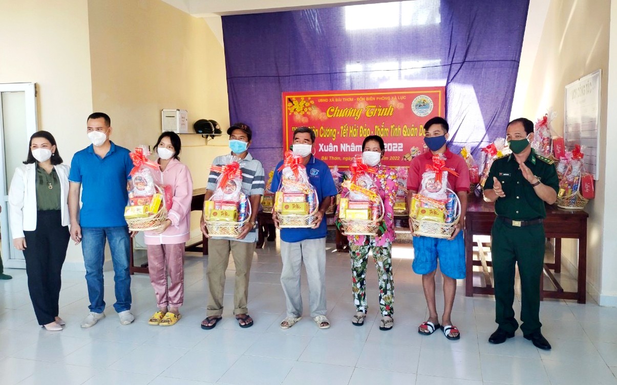 Bộ đội Biên phòng tỉnh Kiên Giang mang “hơi ấm” Tết đến với người nghèo nơi biển đảo