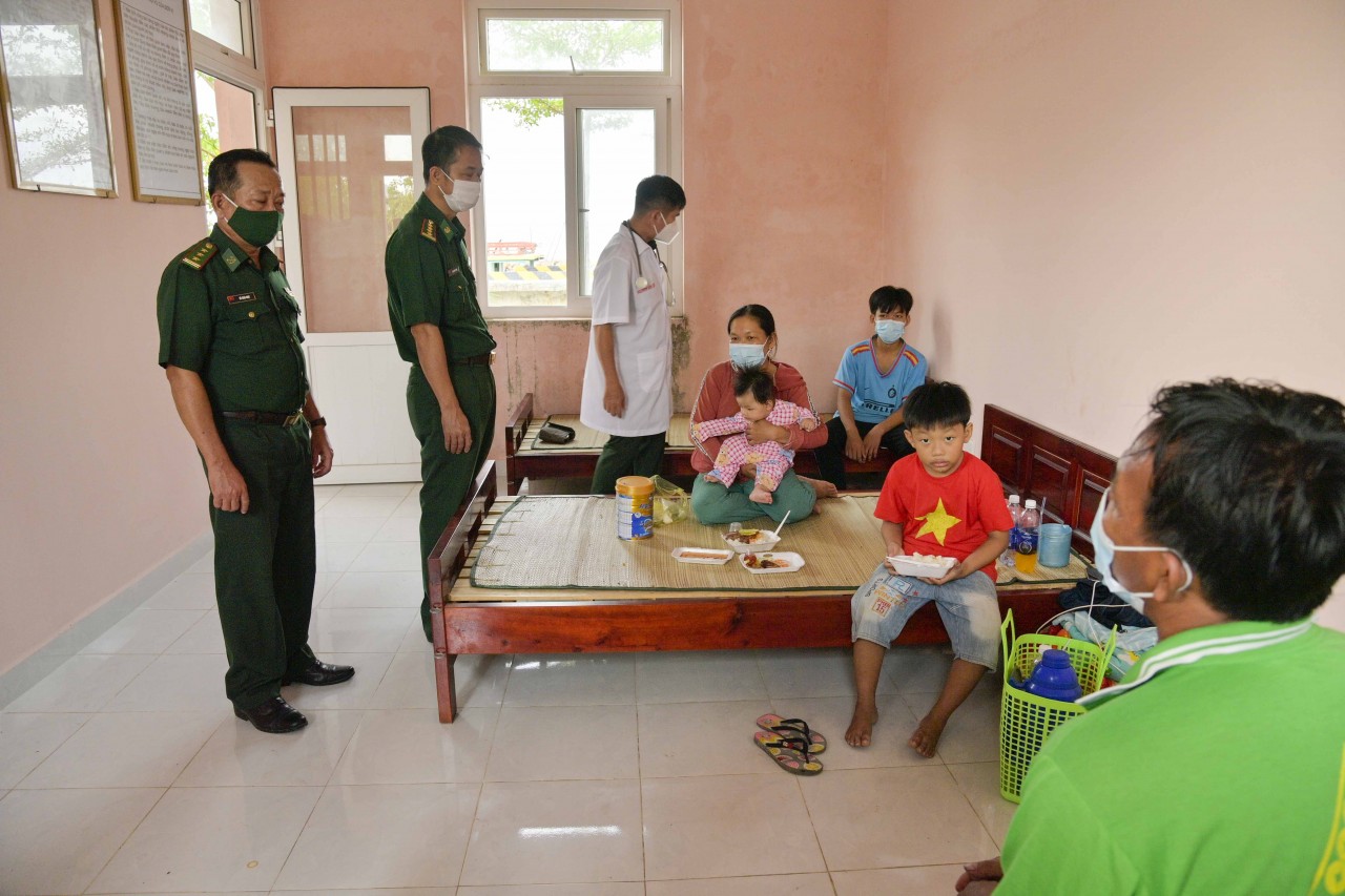 Hải đội 2 Biên phòng tỉnh Kiên Giang cứu 6 người dân gặp nạn trên biển Hải đội 2 Biên phòng tỉnh Kiên Giang cứu 6 người dân gặp nạn trên biển