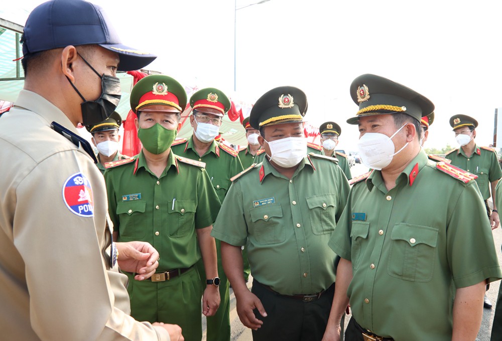 Công an tỉnh Kandal chúc Tết Công an tỉnh An Giang