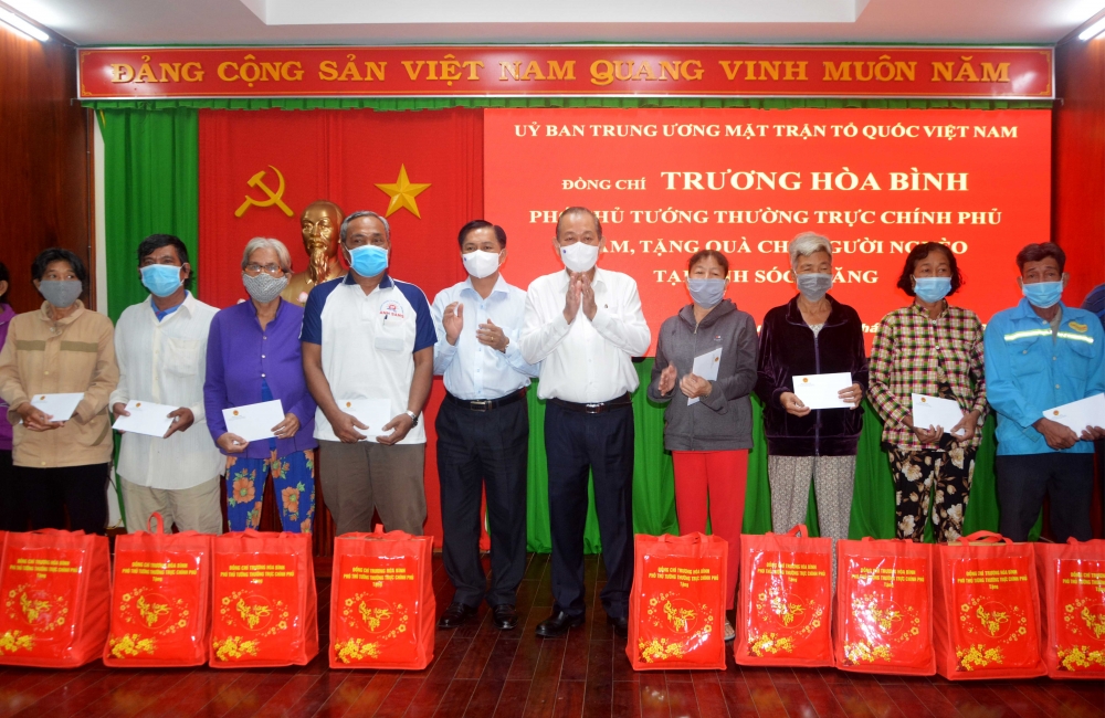 Phó Thủ tướng Thường trực Trương Hòa Bình tặng quà Tết bà con khó khăn tại Sóc Trăng