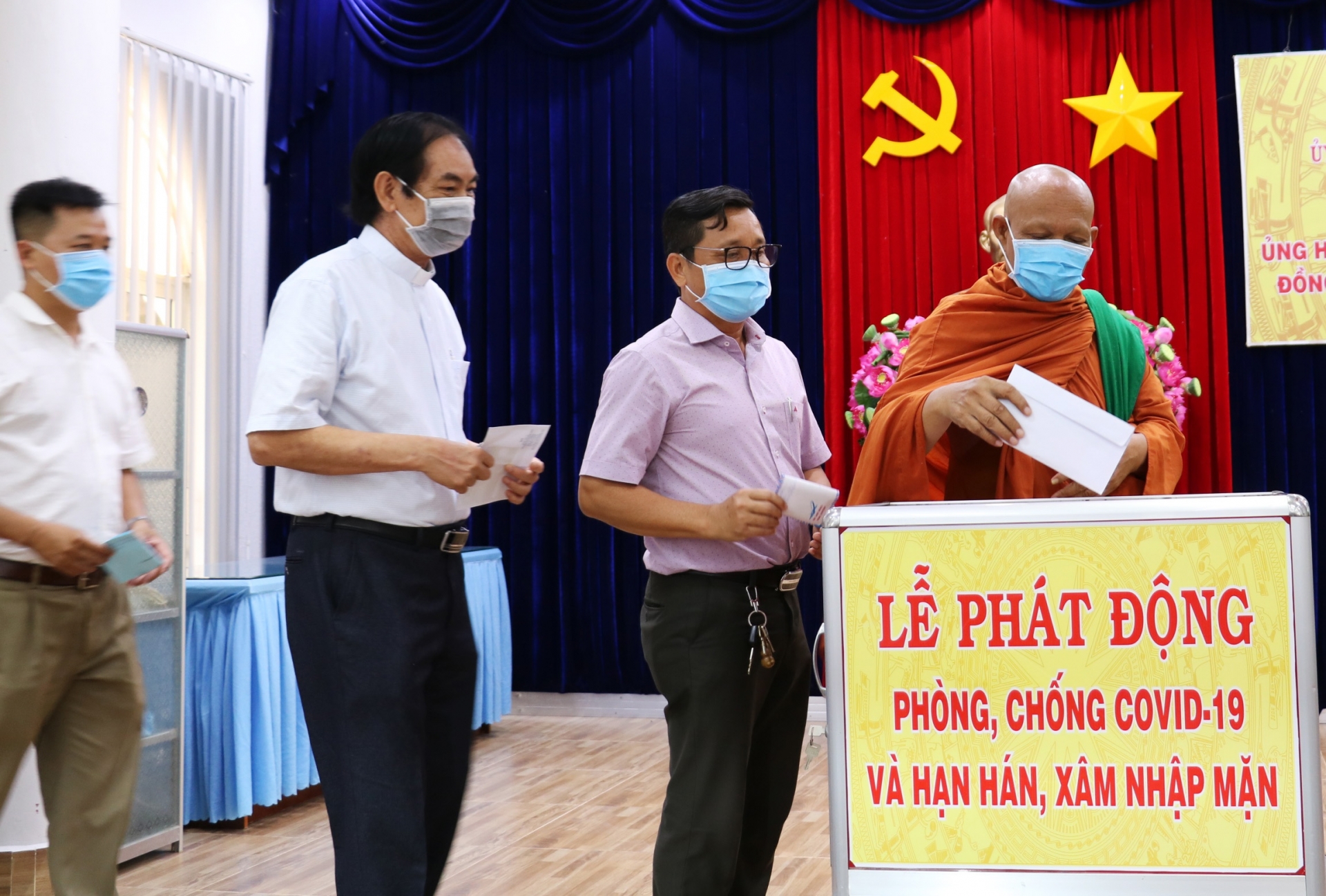 Hơn 2,5 tỷ ủng hộ quỹ phòng, chống Covid-19 và người dân ảnh hưởng hạn mặn ở Cà Mau hon 25 ty ung ho quy phong chong covid 19 va nguoi dan anh huong han man o ca mau