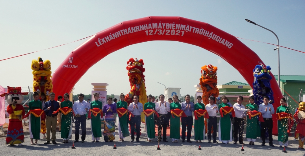 Nhà máy Điện mặt trời đầu tiên tại Hậu Giang đi vào hoạt động Nhà máy Điện mặt trời đầu tiên tại Hậu Giang đi vào hoạt động