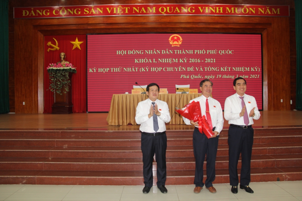 Ông Đoàn Văn Tiến được bầu giữ chức vụ Phó Chủ tịch UBND TP Phú Quốc Ông Đoàn Văn Tiến được bầu giữ chức vụ Phó Chủ tịch UBND TP Phú Quốc