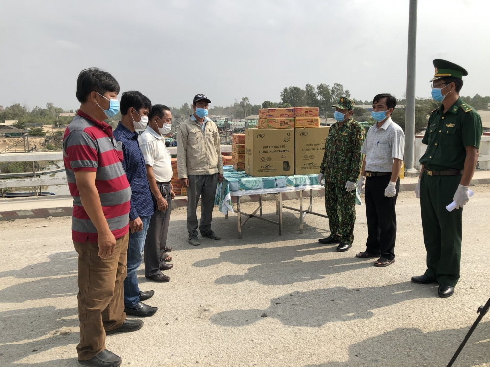 Đồng Tháp hỗ trợ kiều bào 2 tỉnh Kandal và Prey Veng (Campuchia) phòng, chống Covid-19 Đồng Tháp hỗ trợ kiều bào 2 tỉnh Kandal và Prey Veng (Campuchia) phòng, chống Covid-19