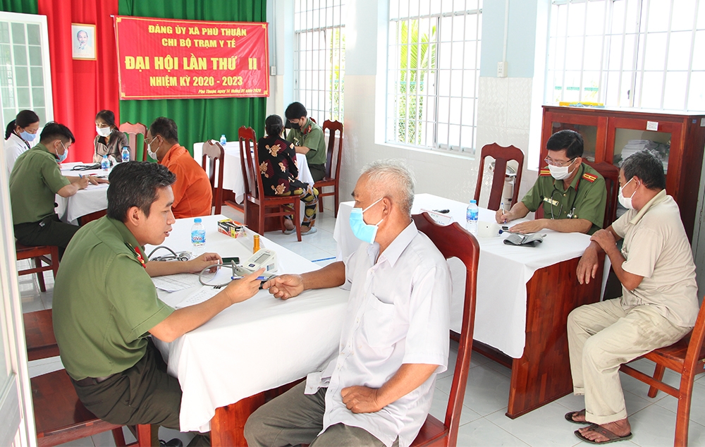 An Giang: Khám bệnh cấp thuốc miễn phí và trao quà cho nhiều hoàn cảnh khó khăn