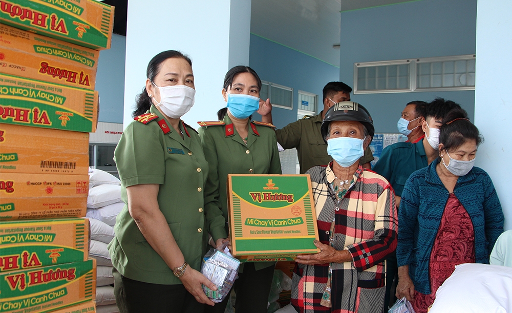 An Giang: Khám bệnh cấp thuốc miễn phí và trao quà cho nhiều hoàn cảnh khó khăn